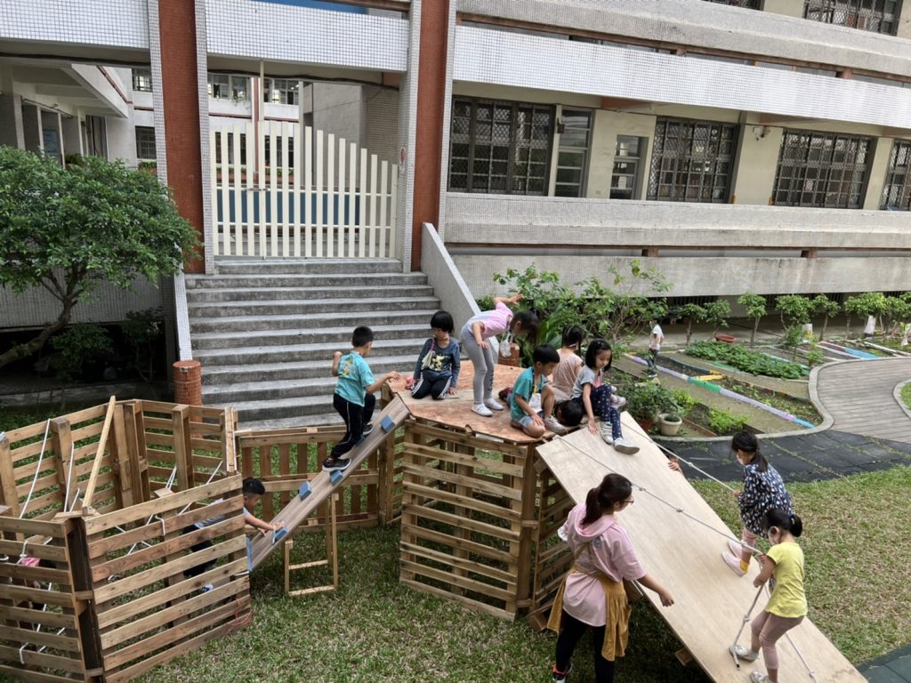 街頭玩童遊具愛的延續　中山大學創作木棧板遊具致贈幼兒園1